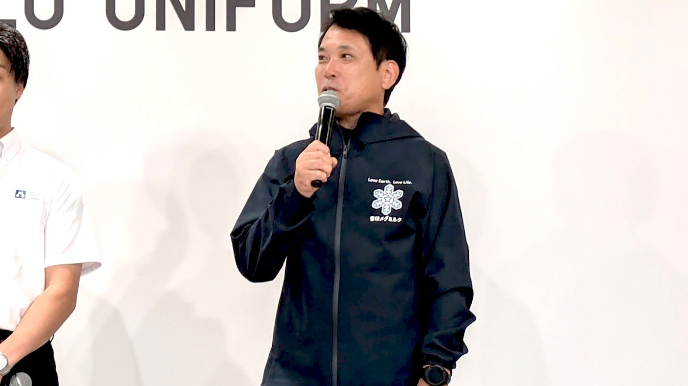 新ユニフォームを紹介する雪メグの野口隆宏課長