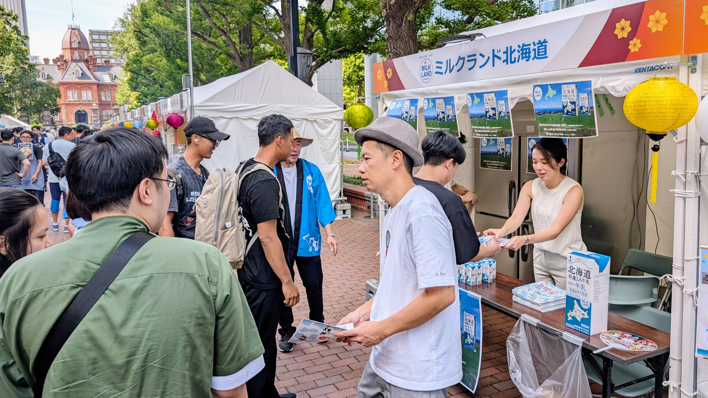 ベトナム人や日本人の来場者でにぎわうミルクランド北海道ブース