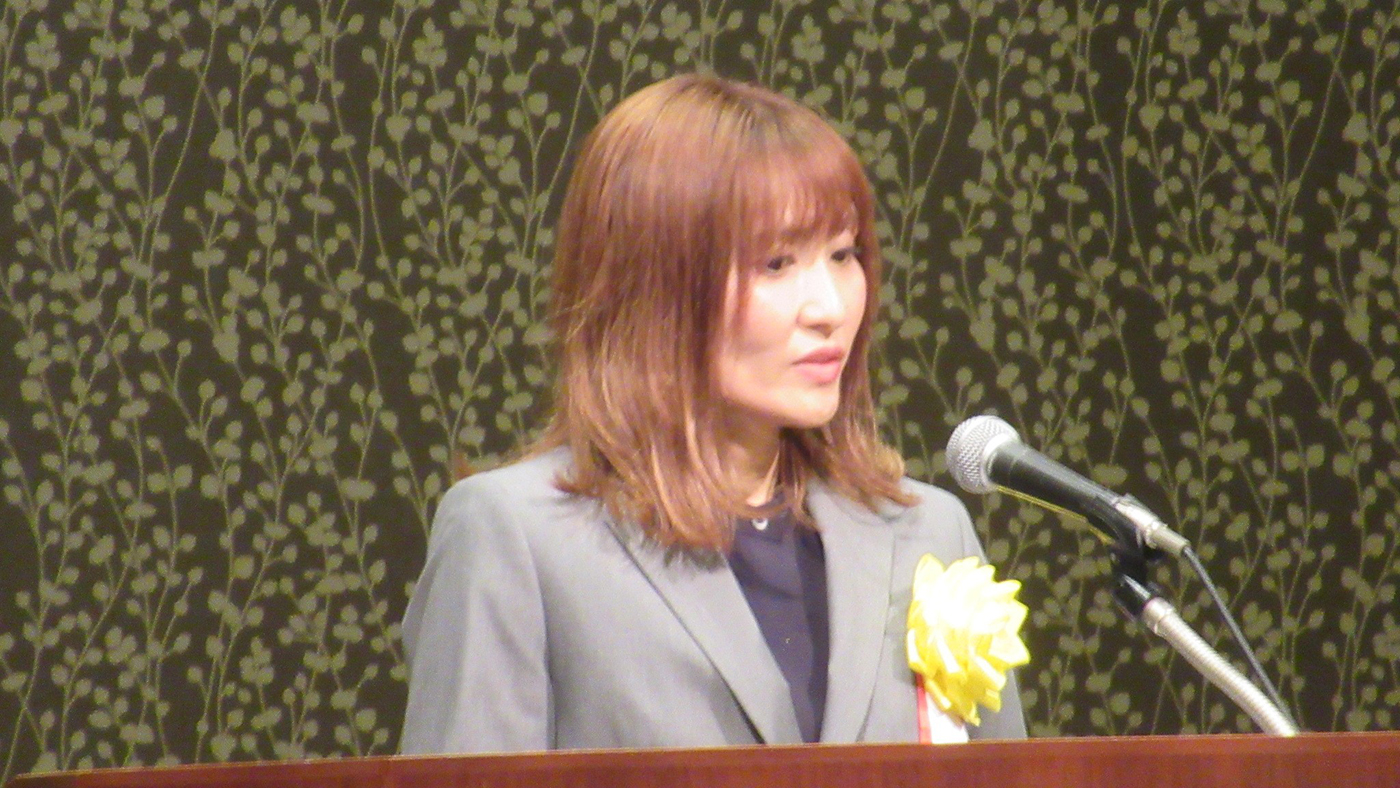 7月の酪青女大会で発表する椎谷美保さん