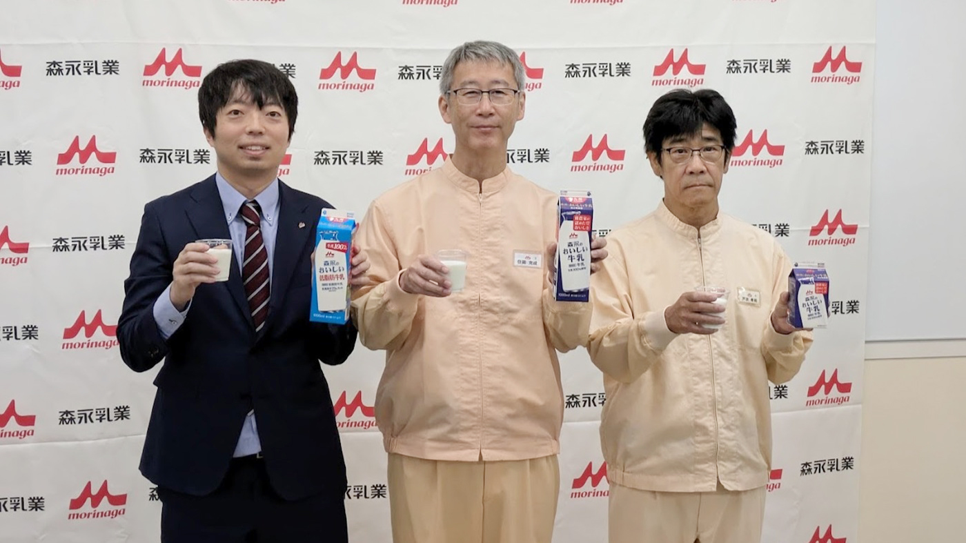 （左から）森永乳業の島田卓氏、熊本森永乳業の住岡克成社長、戸次孝裕工場長(16日の発表会見で)