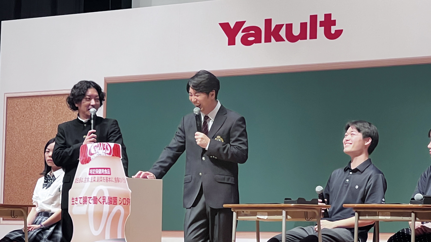 生徒の悩み相談に乗るニューヨークの2人(中央)