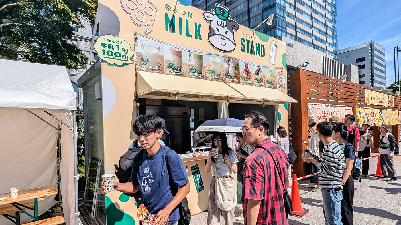 1杯100円のよつ葉牛乳などを買い求める来場者の列
