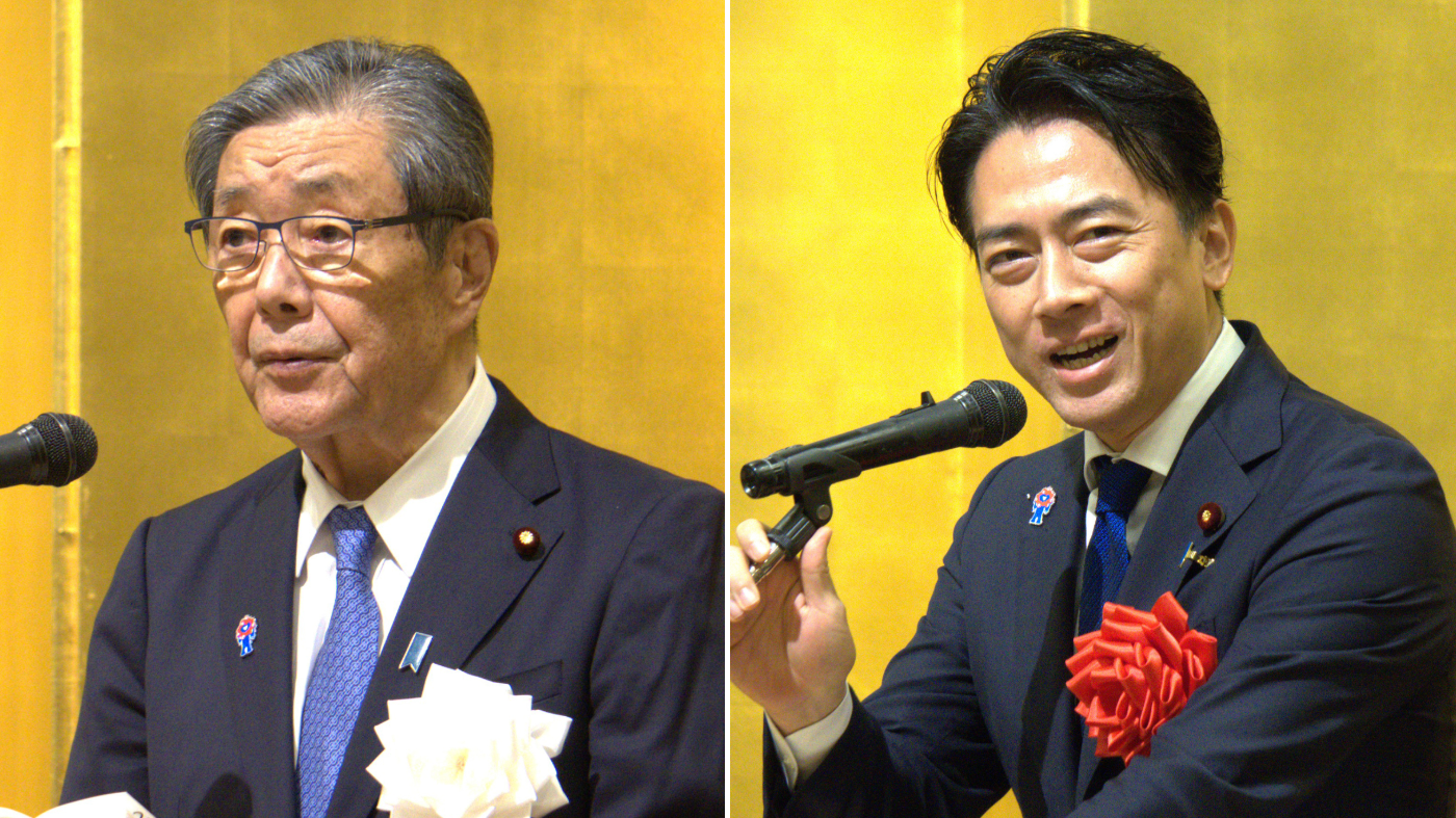 祝賀会で挨拶する森山裕会長（左）と小泉進次郎農水大臣