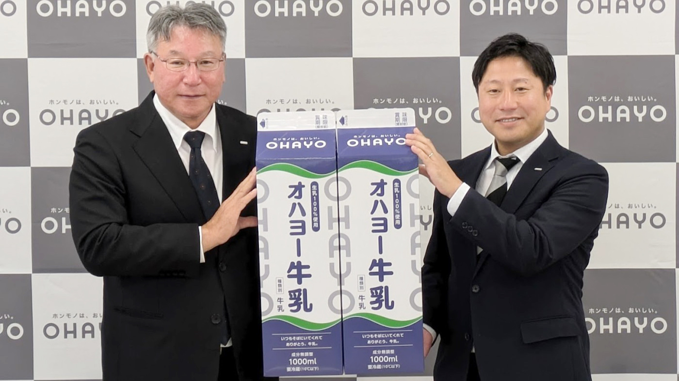 藤本篤社長（左）と田村元彦牛乳・乳飲料ユニット責任者