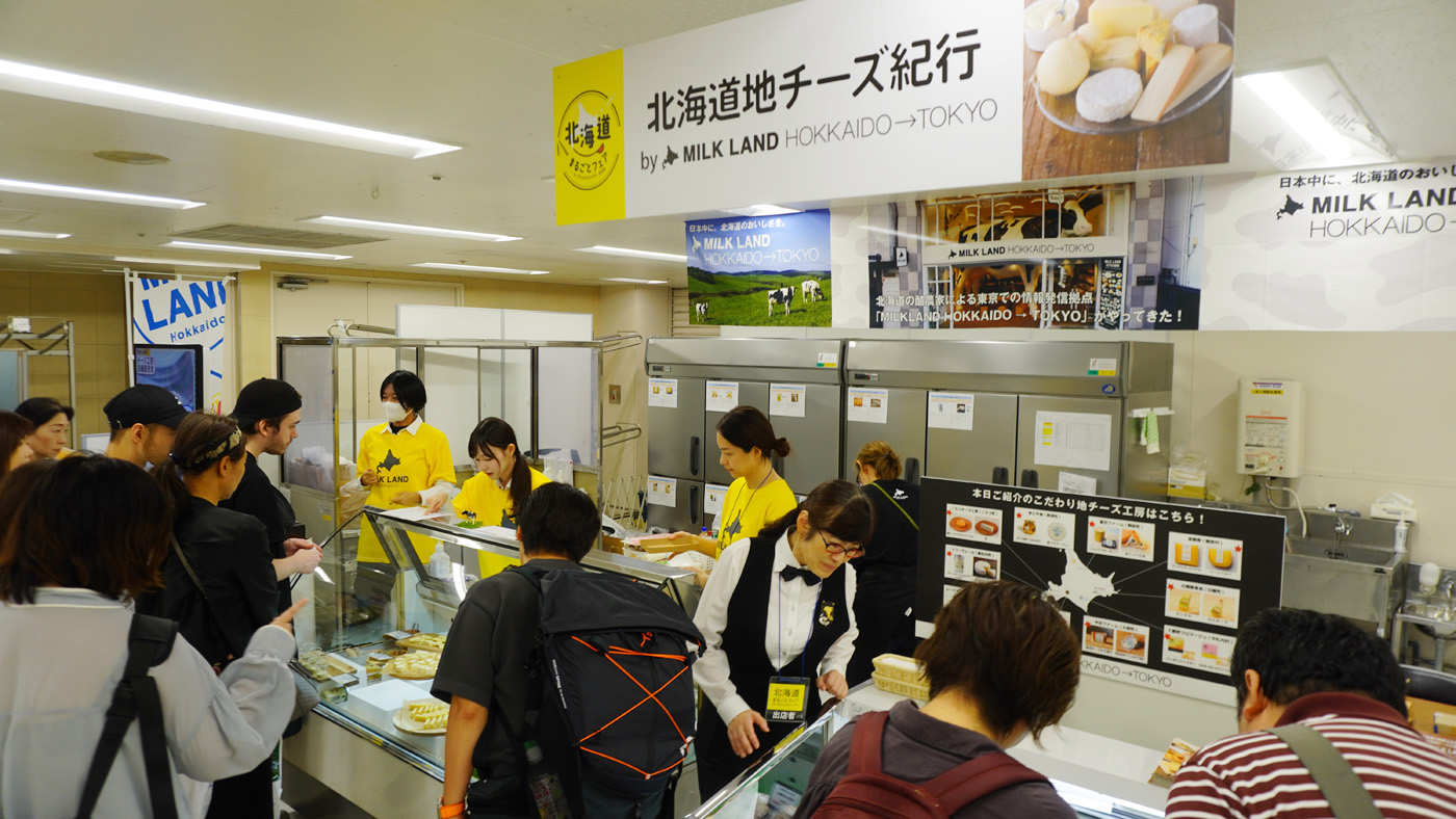 北海道地チーズのブース。食べ比べも賑わいをみせた