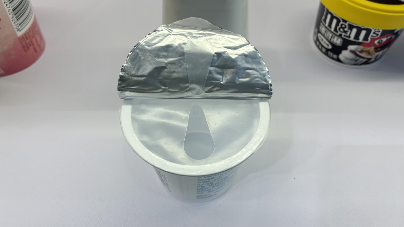 二重蓋の「飲み口付きヨーグルト容器」(ジャパンパックで撮影)