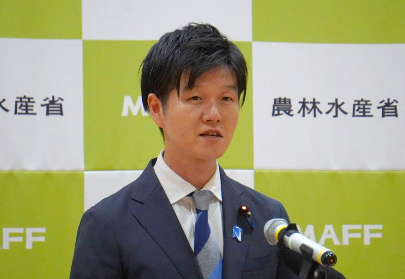 記者会見に臨む鈴木憲和農水大臣