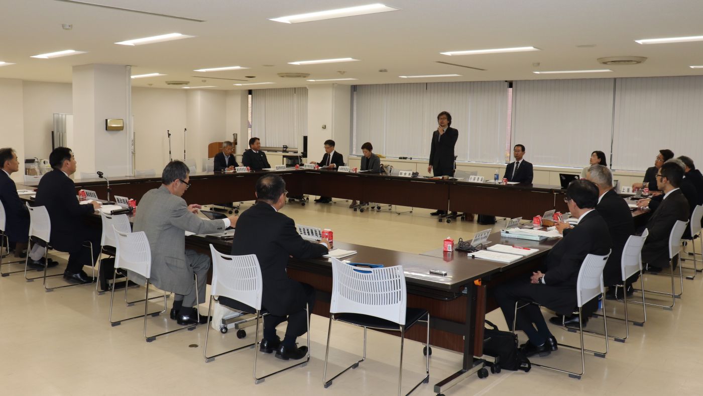畜産部会では日向部会長ら委員（写真奥側）がそれぞれ意見表明