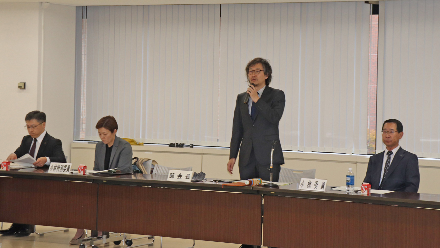 畜産部会で挨拶する日向貴久部会長