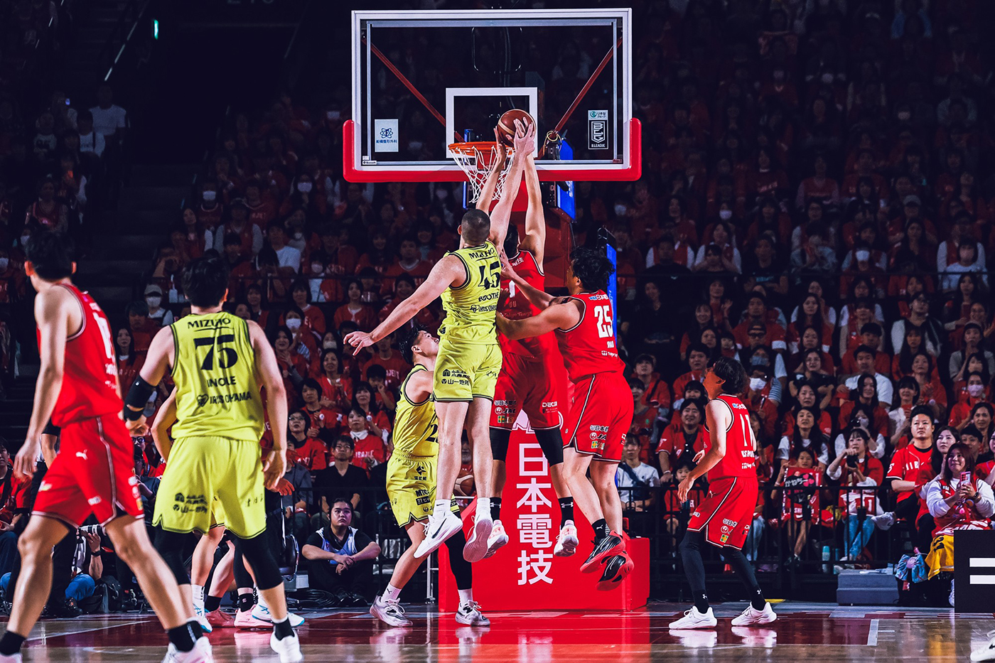 Bリーグを戦う千葉ジェッツ（赤いユニフォーム）