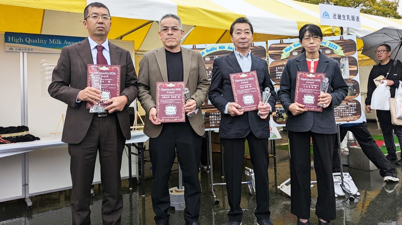 ハイクオリティミルクアワードを受賞した酪農家。（左から）最優秀賞の堀部さん、優秀賞の田原さん、奥山さん、大田さん