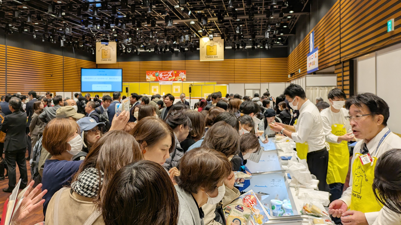 多くのチーズファンで会場は大盛況。熱気に包まれた