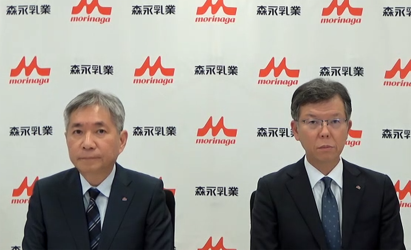 会見する大貫陽一社長（左）と 野崎昭弘取締役常務執行役員財務本部長