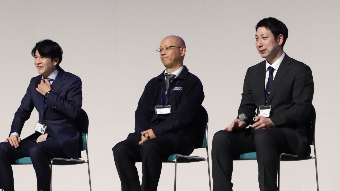 左からデラバルの東野氏、コーンズ・エージーの西村氏、オリオン機械の川村氏