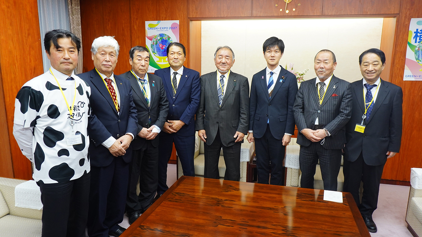 鈴木大臣（右から3番目）を訪問した柴田委員長（右から4番目）ら