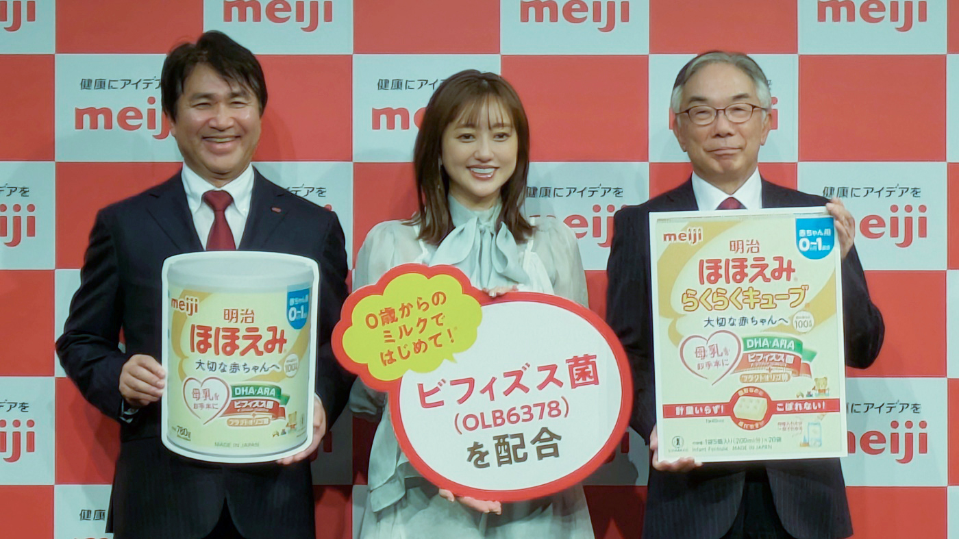 右から八尾文二郎社長、菊地亜美さん、長田昌士副本部長（18日の発表会で）