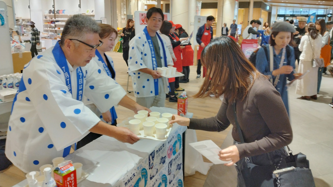 牛乳の飲み比べなどが行われた「ハッピーミルクフェスタin福岡2025」