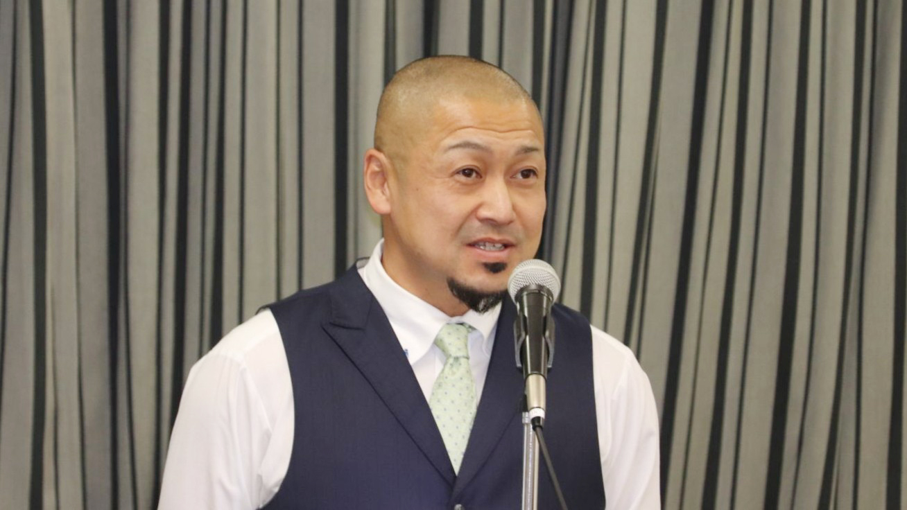 講演する妹背牛牧場の佐々木亮太さん