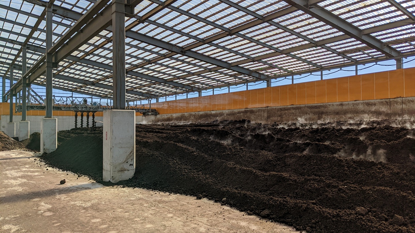 スクリュー式撹拌機による堆肥発酵