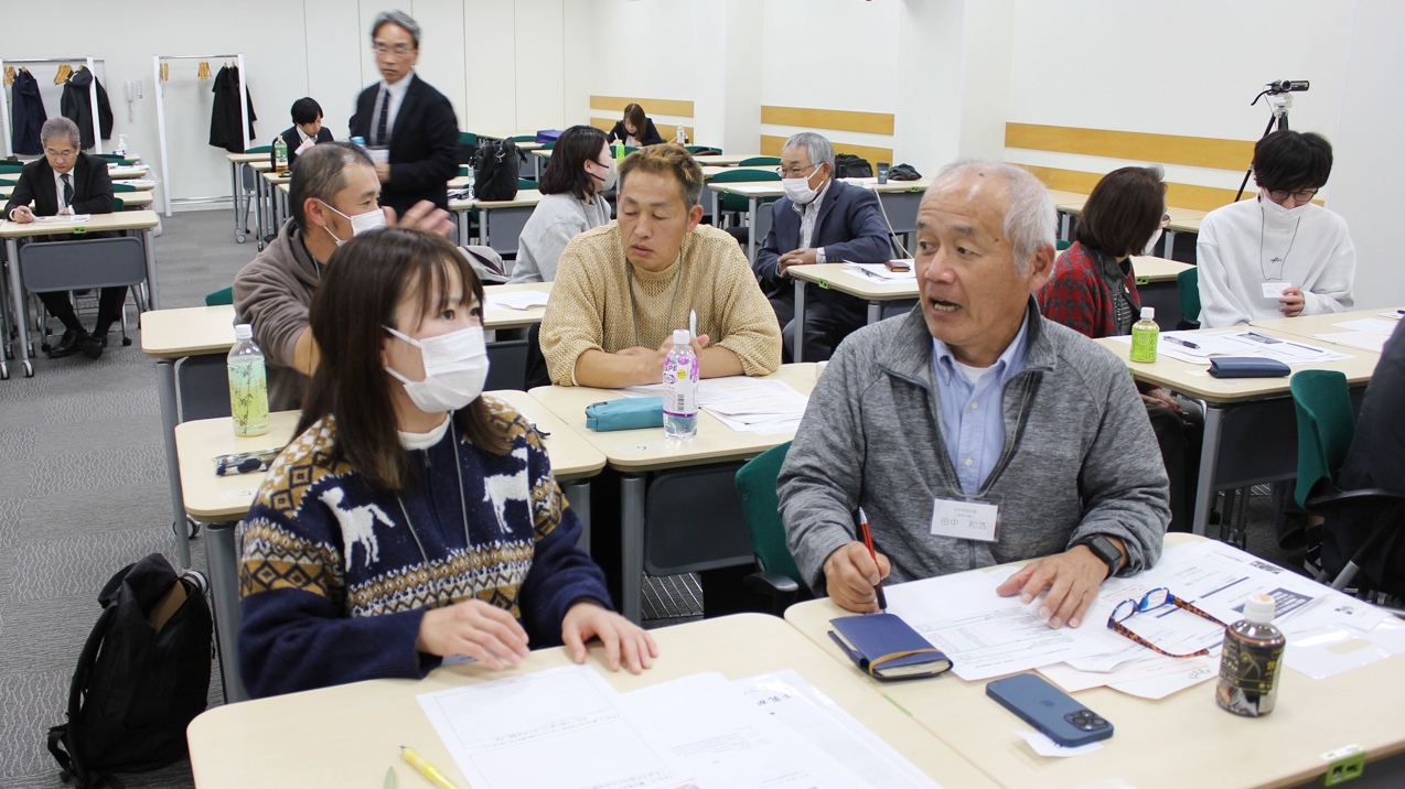 ワークショップで自らの体験を語り合う参加者