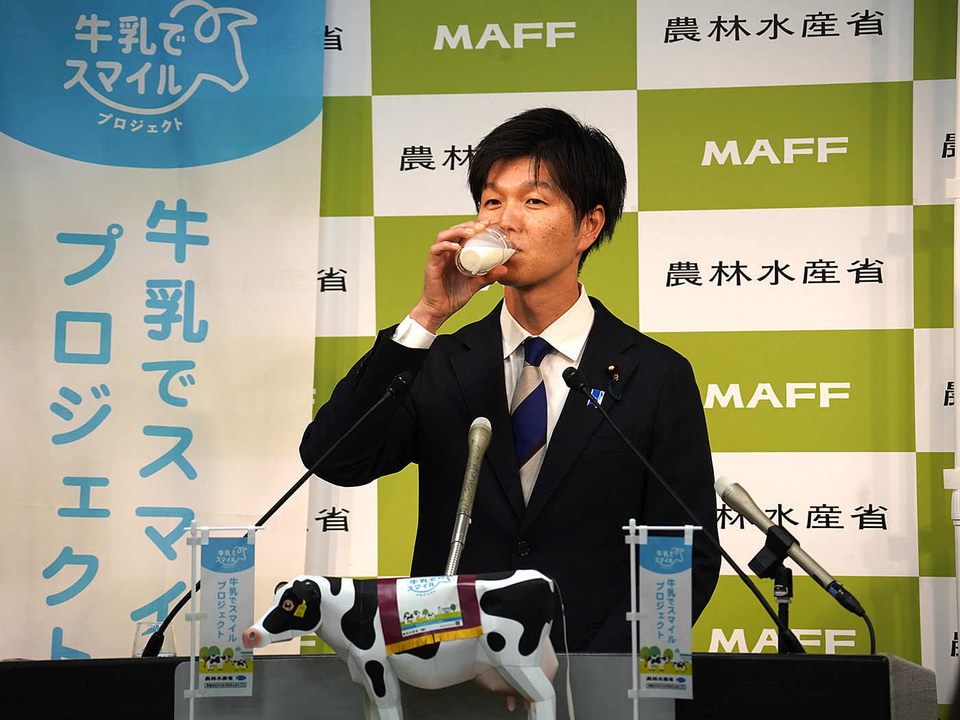 21日の会見冒頭で牛乳を飲む鈴木憲和農水大臣