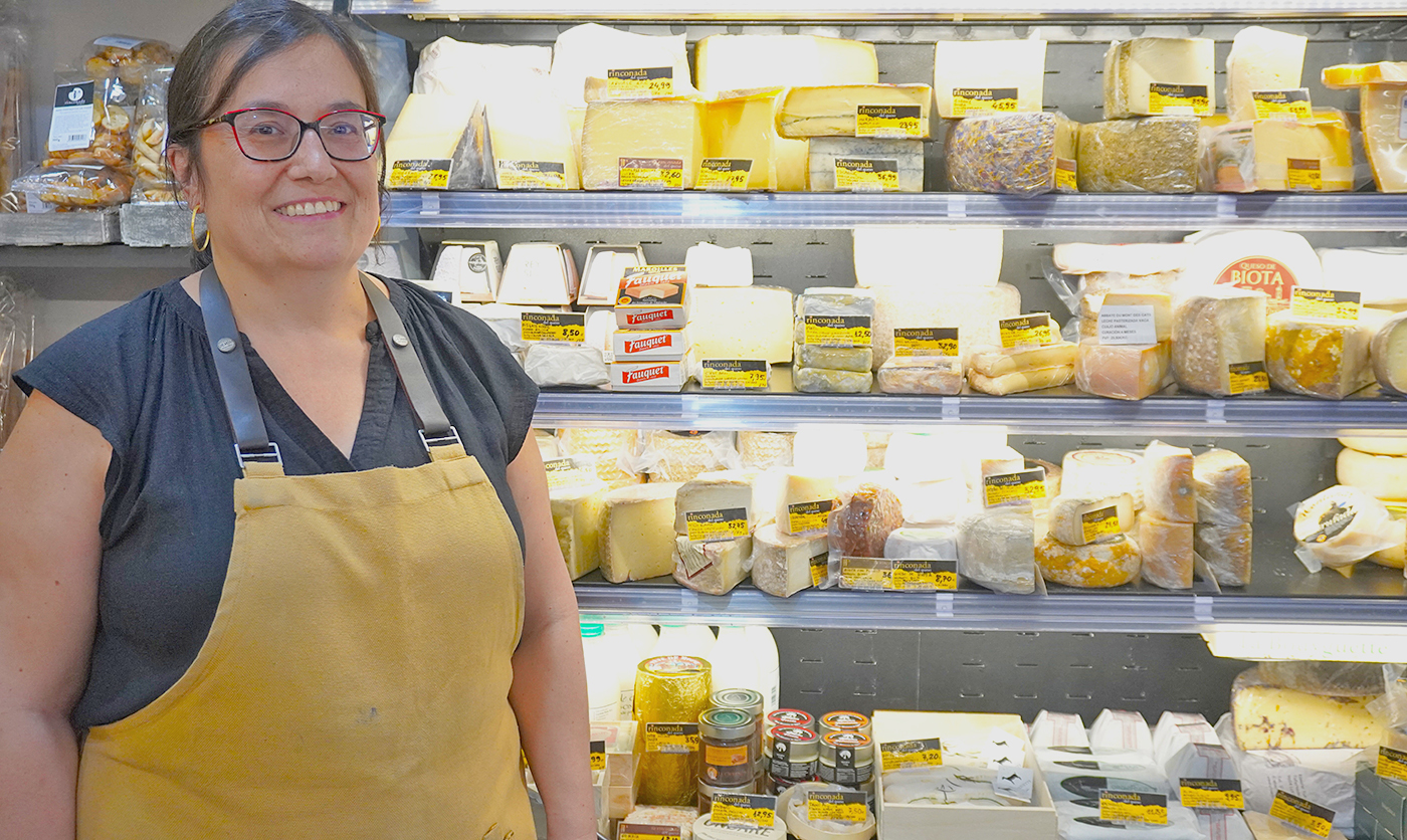 チーズの前で撮影に応じるラバルタさん