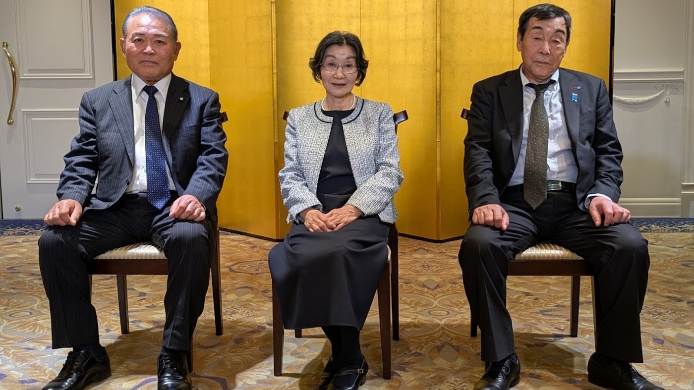右から臼井勉組合長、妻のチイ子さん、長恒泰治氏（21日の受章祝賀会で）