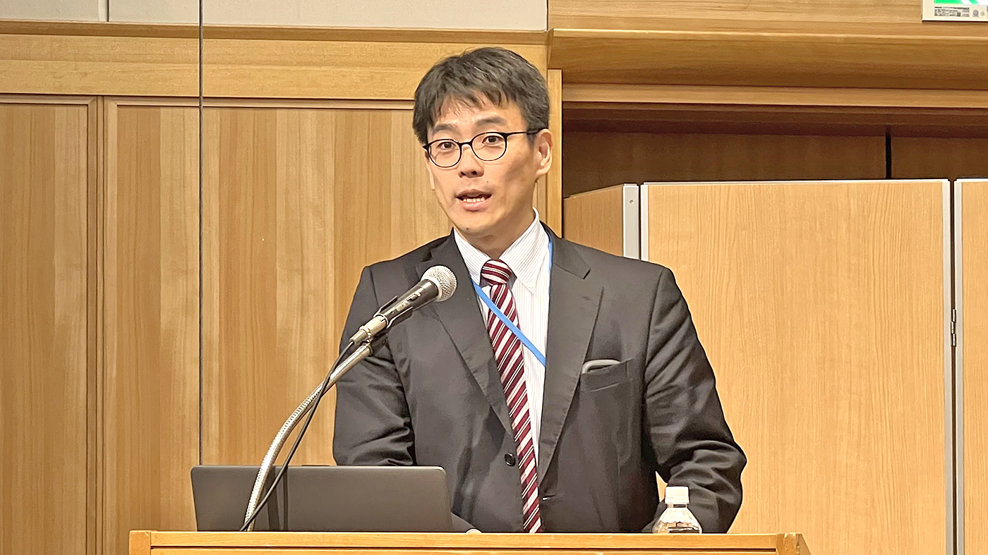 酪農基本対策委員会で講演する平田裕祐班長