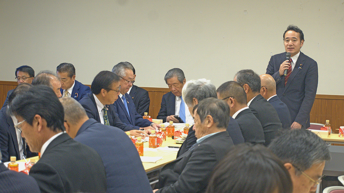 5日の畜産・酪農対策委員会で挨拶する簗和生委員長