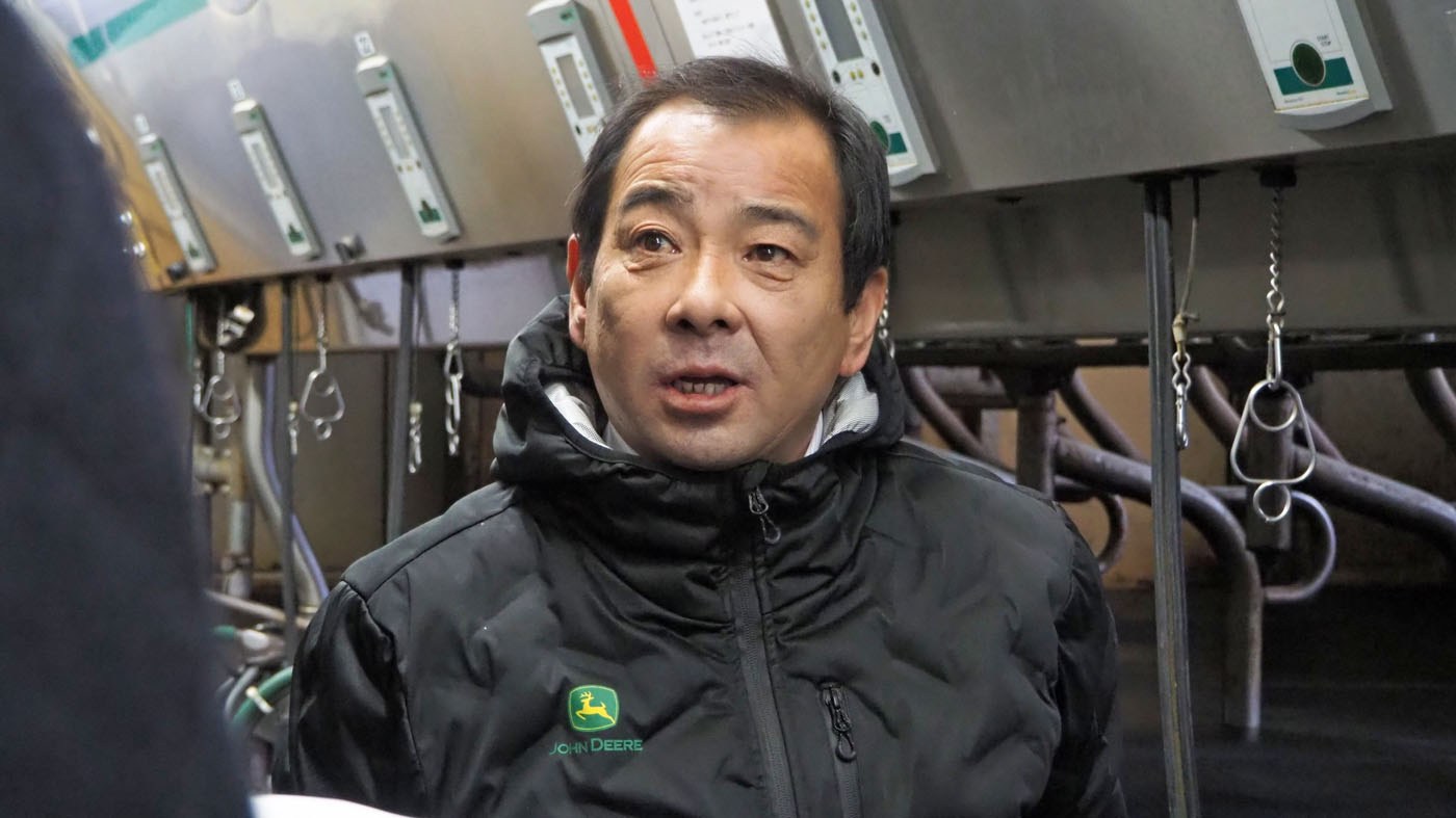 取材に応じる鯖江雅浩会長（自身が会長を務める酪農法人の搾乳室で）