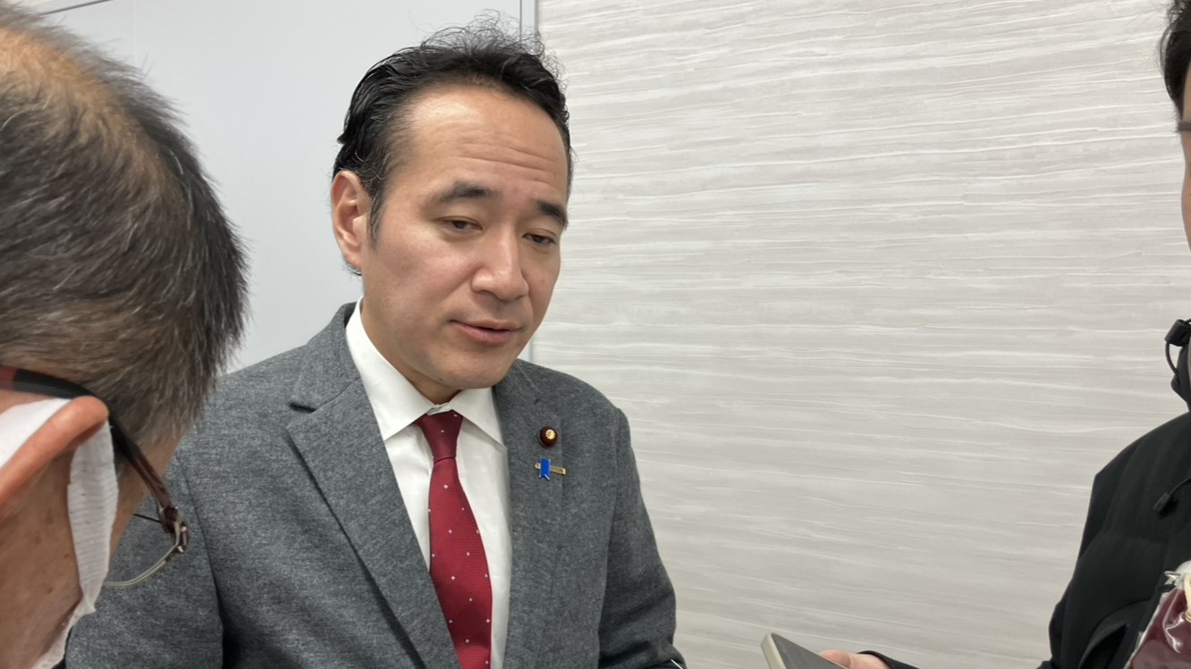 報道陣の質問に答える簗和生委員長