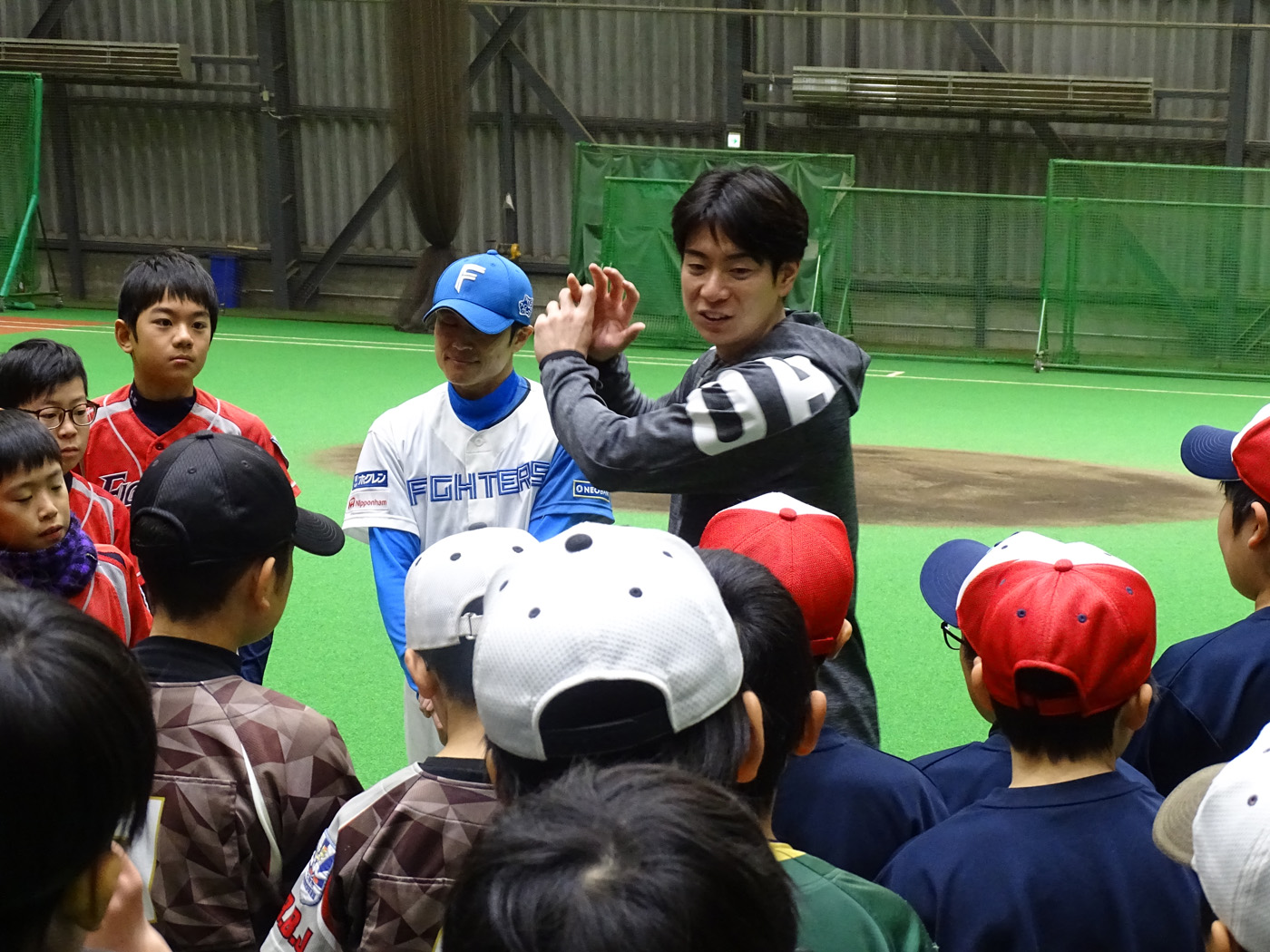 松本選手（中央）から指導を受ける子どもたち