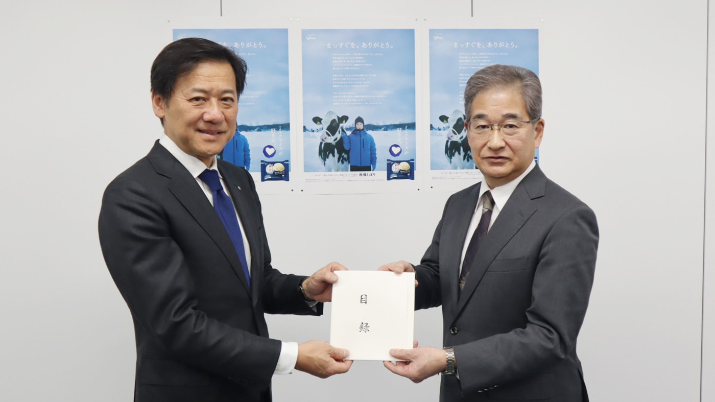 目録を持つ大髙寛部長（左）と菊池淳志専務