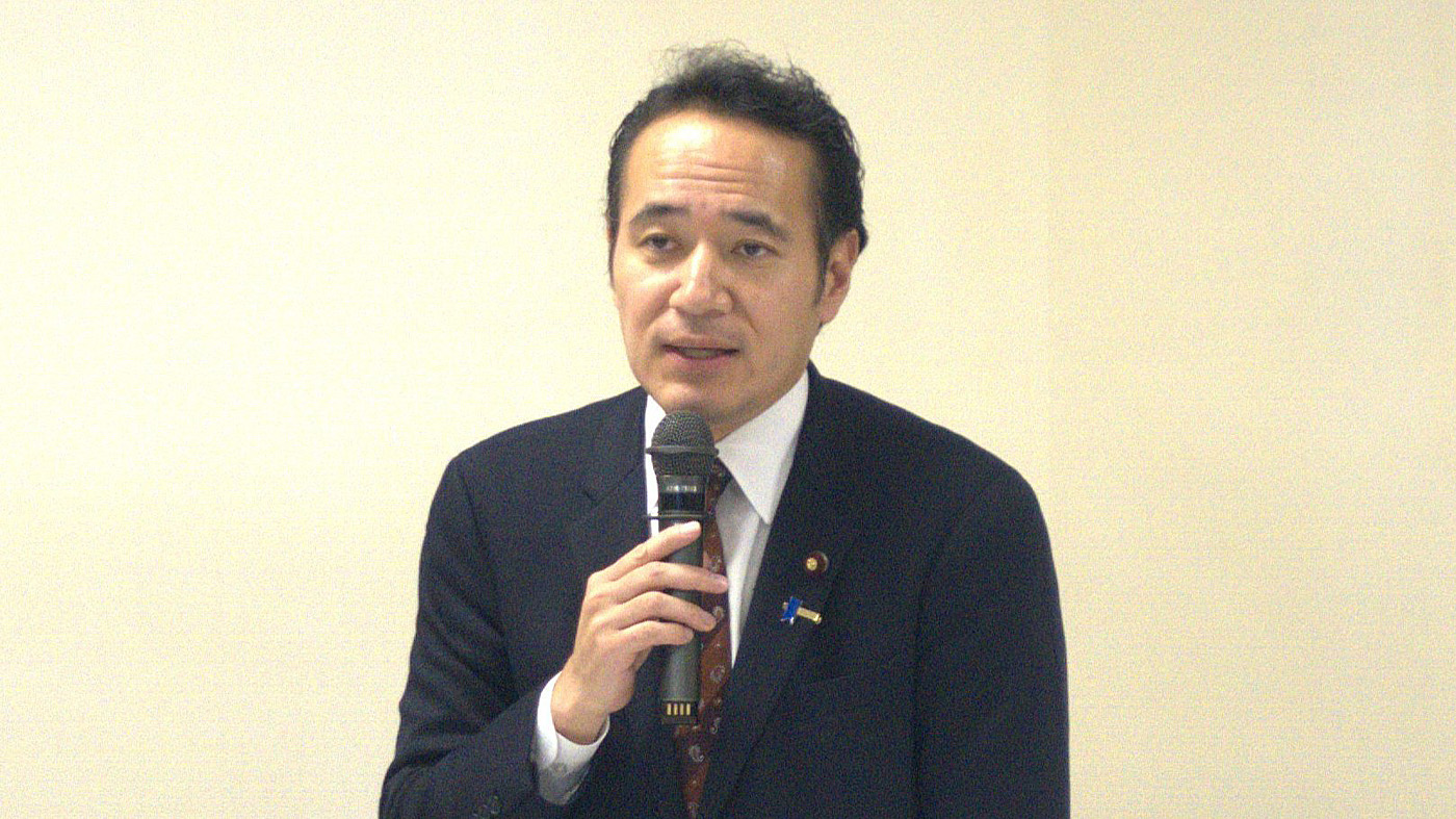 挨拶する簗和生畜酪委員長