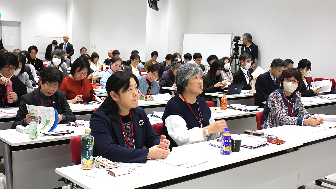 仲間の発表に聞き入る「いきいきネットワーク」メンバー