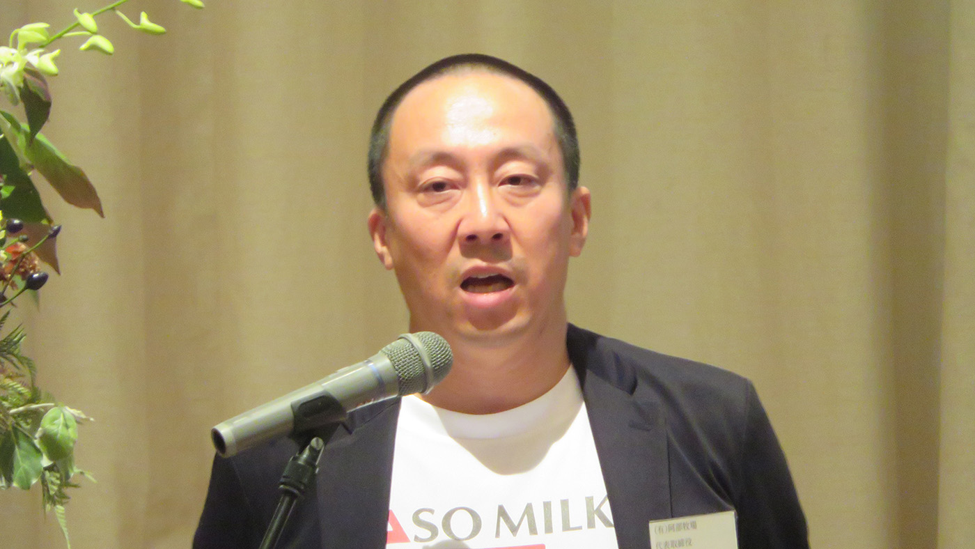 講演する阿部寛樹代表