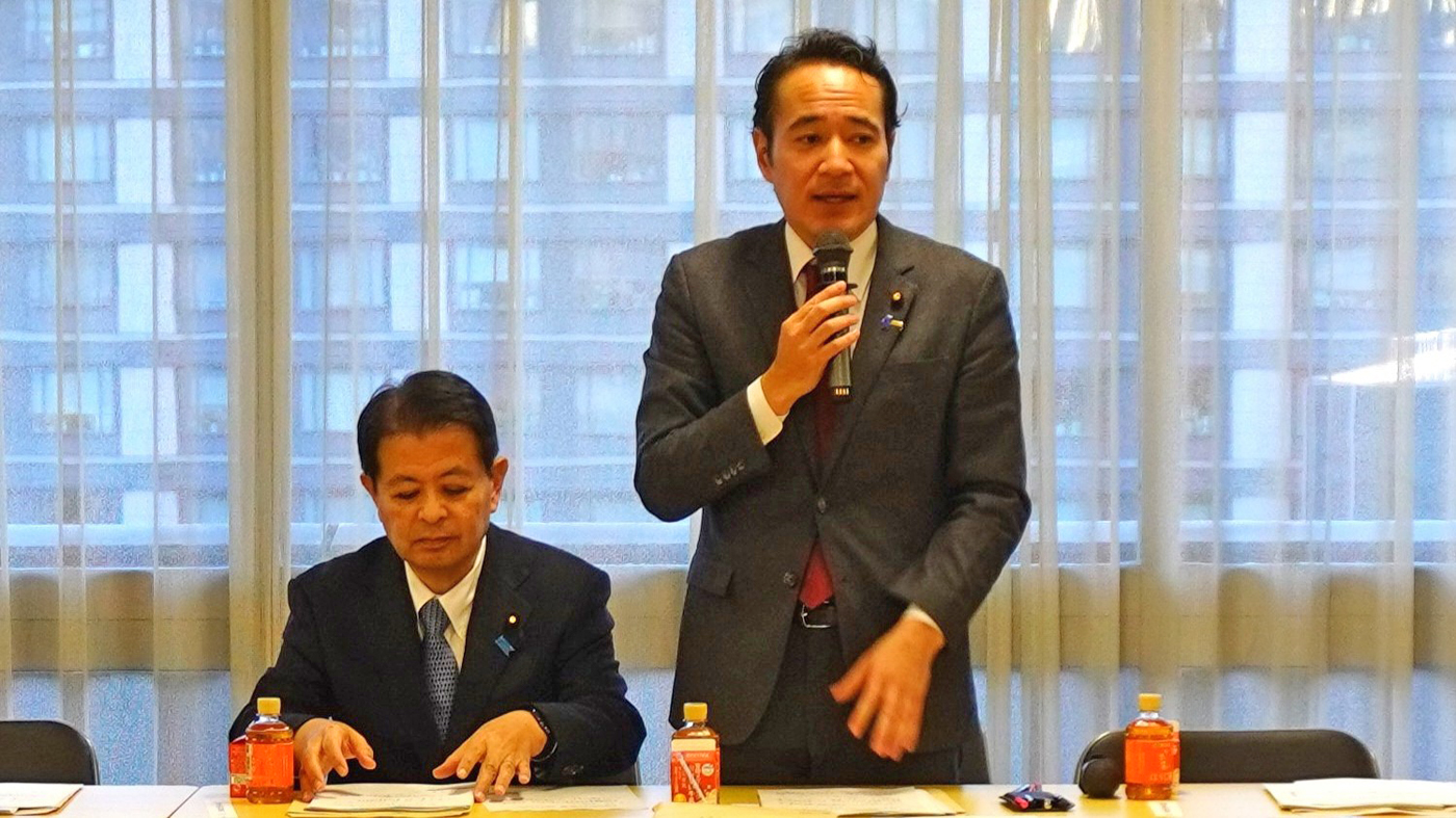 挨拶する簗和生畜酪委員長。左は宮下一郎総合農林政策調査会長