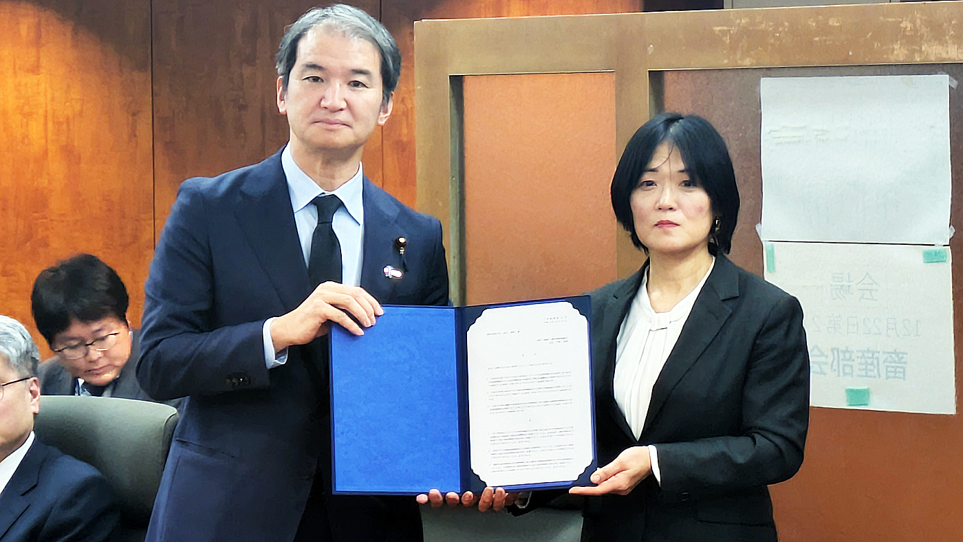 広瀬建農水大臣政務官（左）に答申書を手渡す小針美和畜産部会長