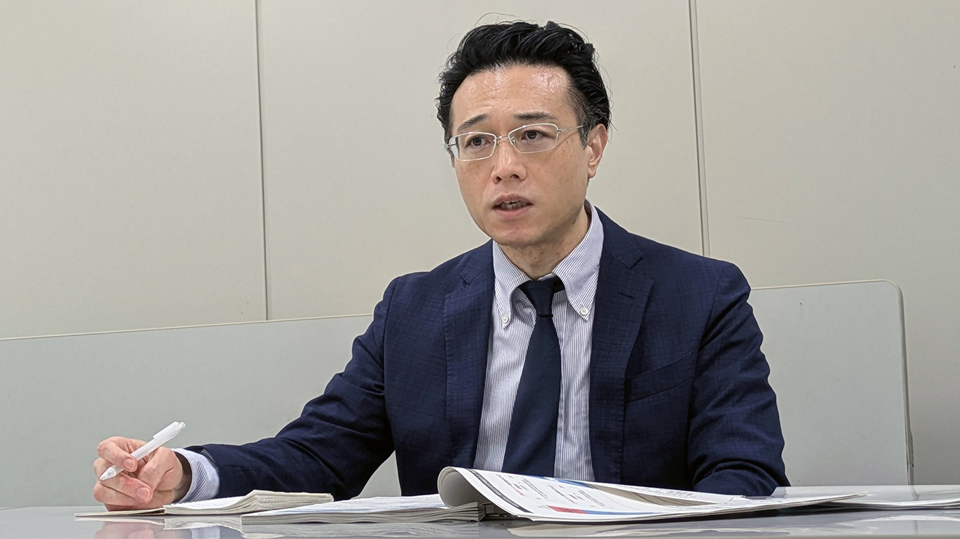 取材に応じる須永新平課長