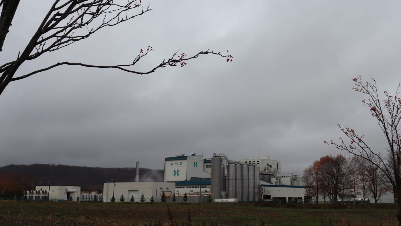 年末年始は道内乳業各社が生乳処理へフル体制を敷く（写真はよつ葉乳業オホーツク北見工場）