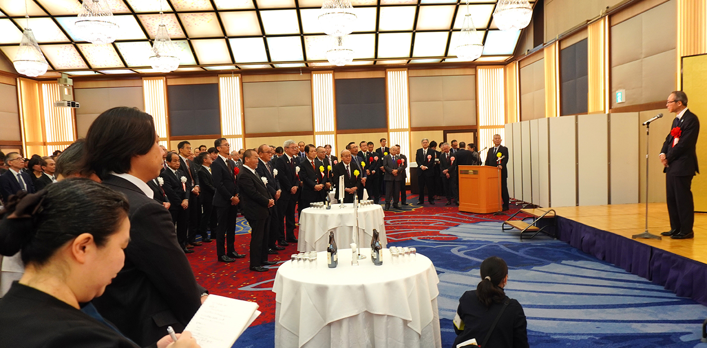 300人超が新年を祝った