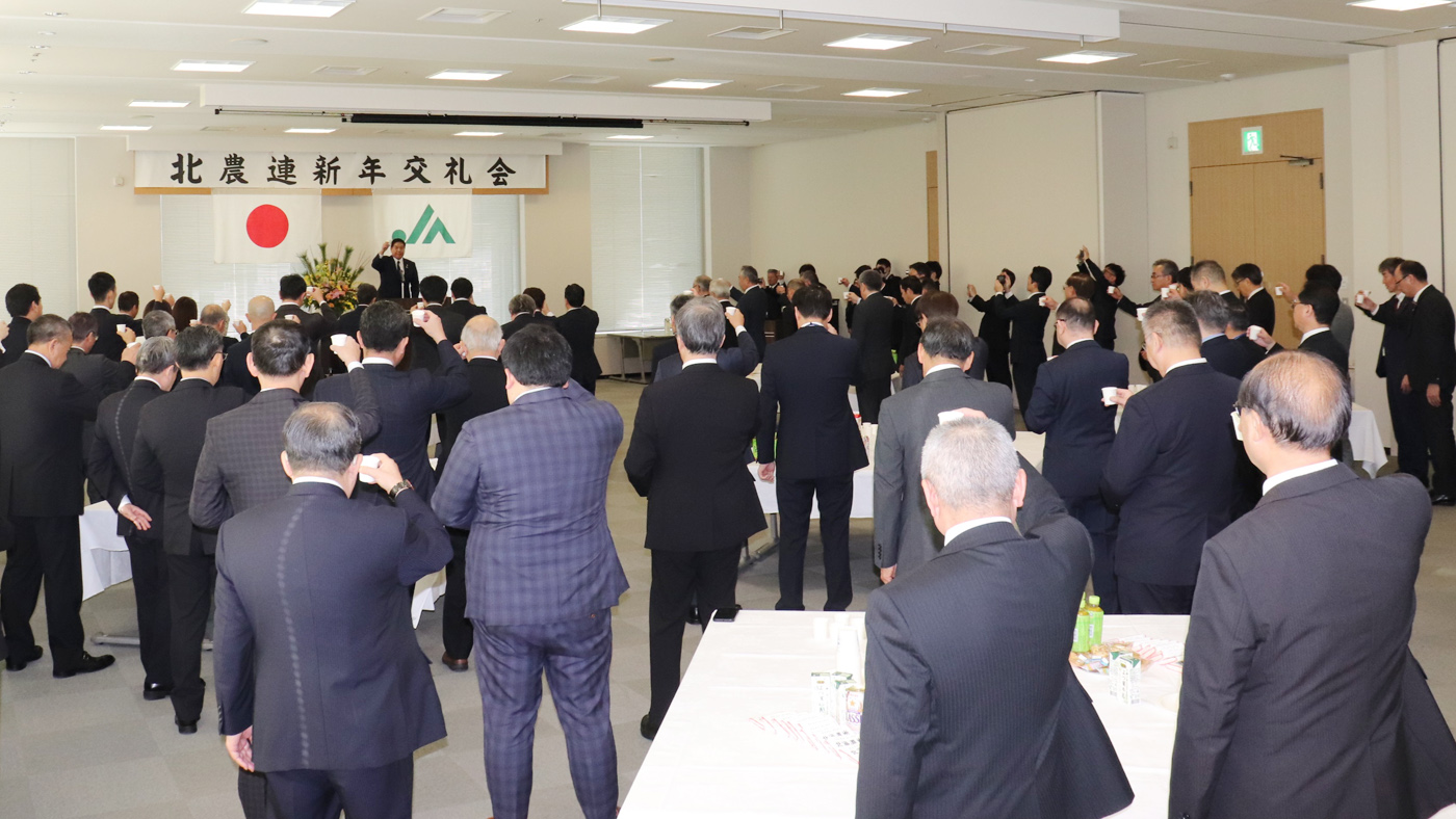 交礼会では、消費拡大に向け牛乳で乾杯