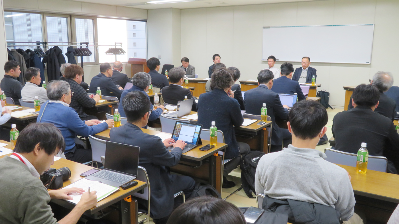 札幌市内で開かれたトークセッション。40人以上の酪農関係者が集まった