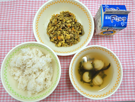 福岡市内の小学校の給食。来年度から月に数回、牛乳がのぼらない日が来るかもしれない（市サイトから転用）