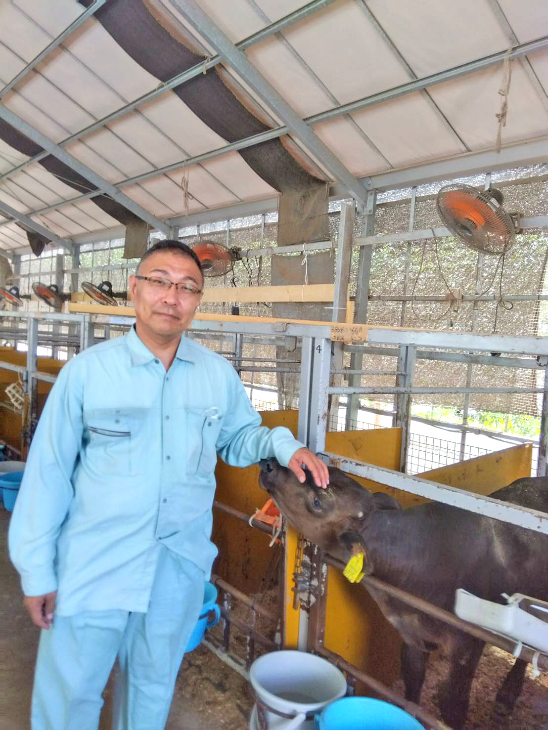 小野利和代表（横浜市内の自牧場で）