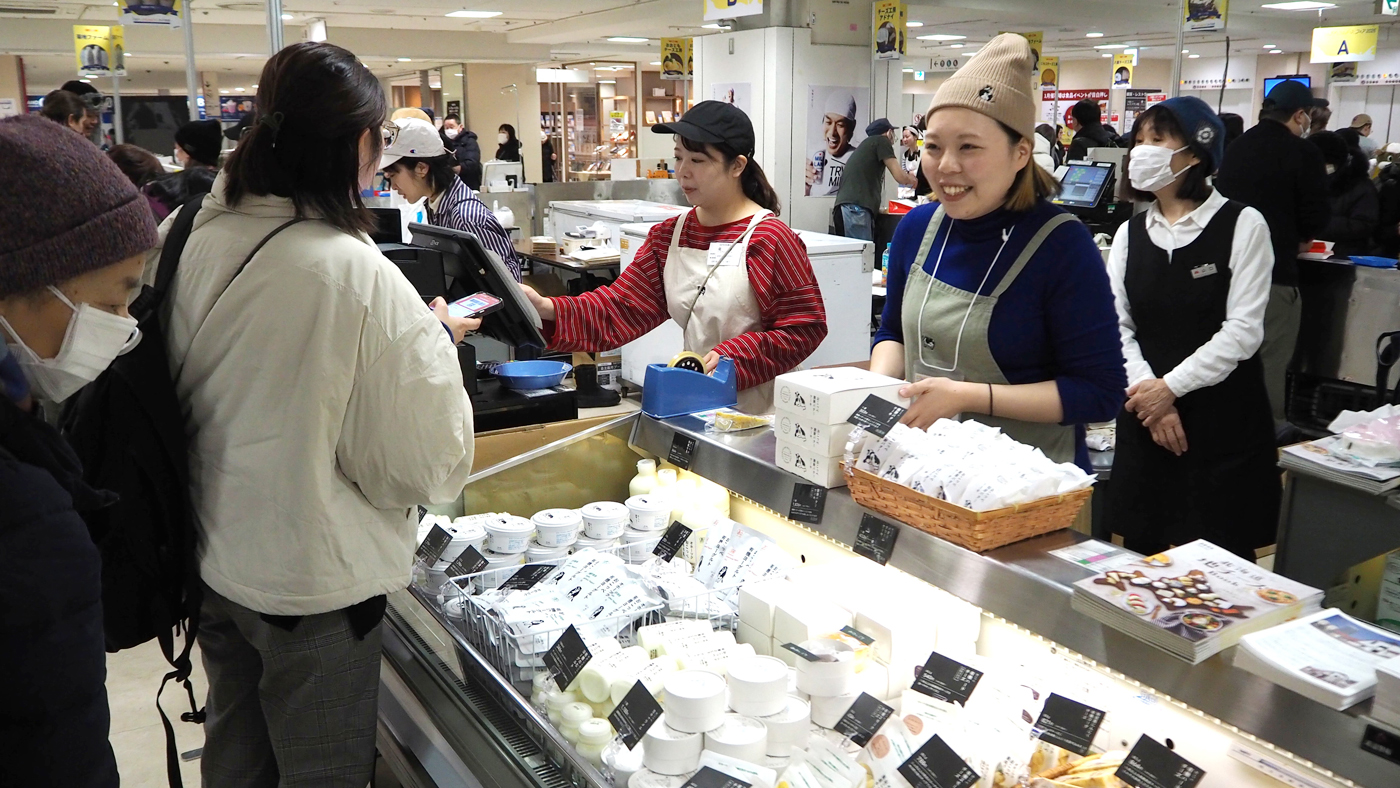 会場では来場者と出展者が交流を楽しむ姿がみられた