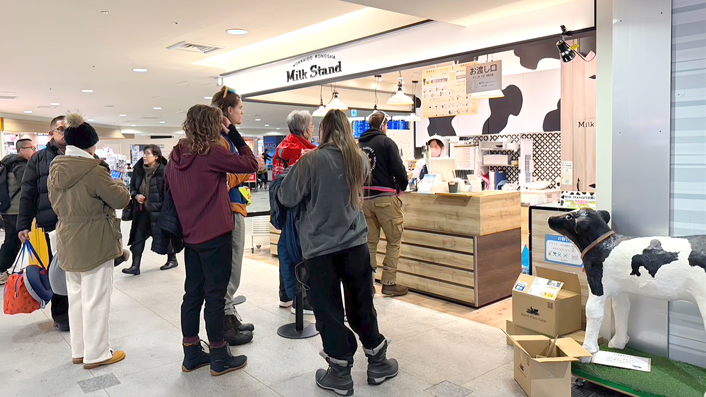 新千歳空港国内線ターミナルにある道産牛乳の専門店。アジア圏だけでなく、欧米豪からの旅行客も増加している