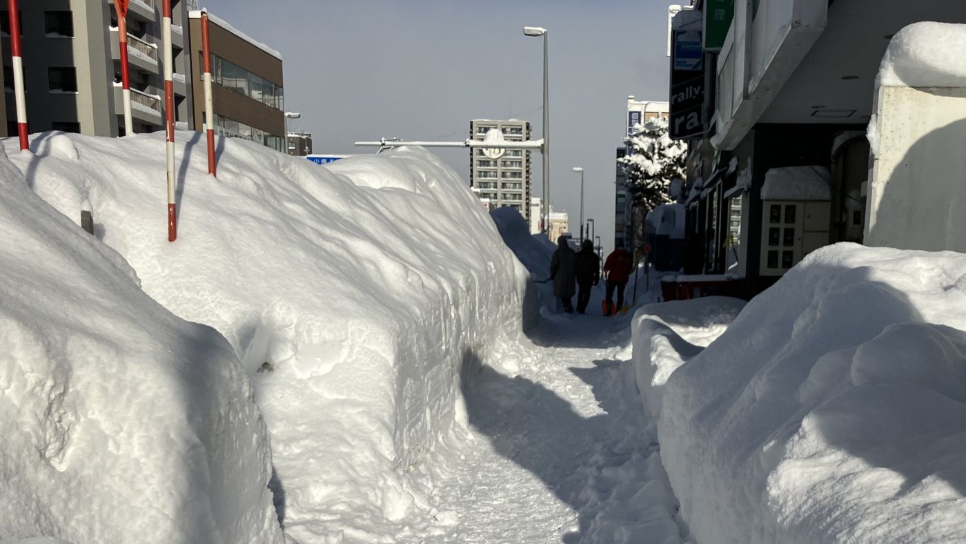 札幌市内では幹線道路沿いでも壁のように雪が積み上がっている