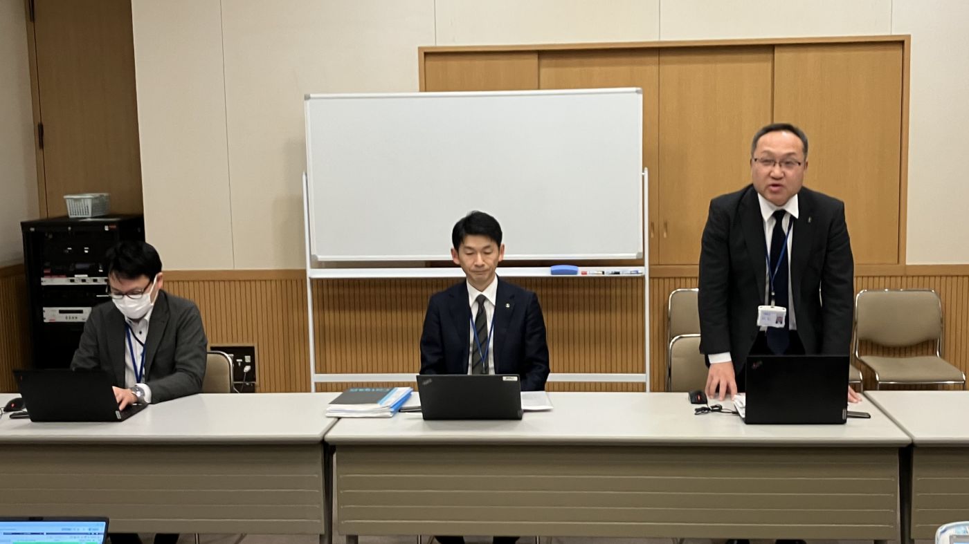 （右から）新年度乳価について説明するホクレン酪農部の北守雄二部長、大沼正宜生乳共販課長、岸本恵太生乳受託課課長補佐