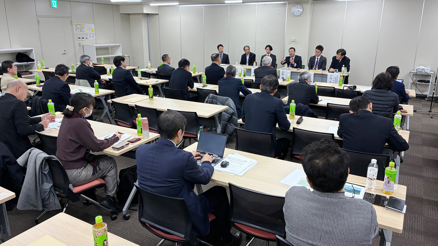 意見交換するセミナー参加者